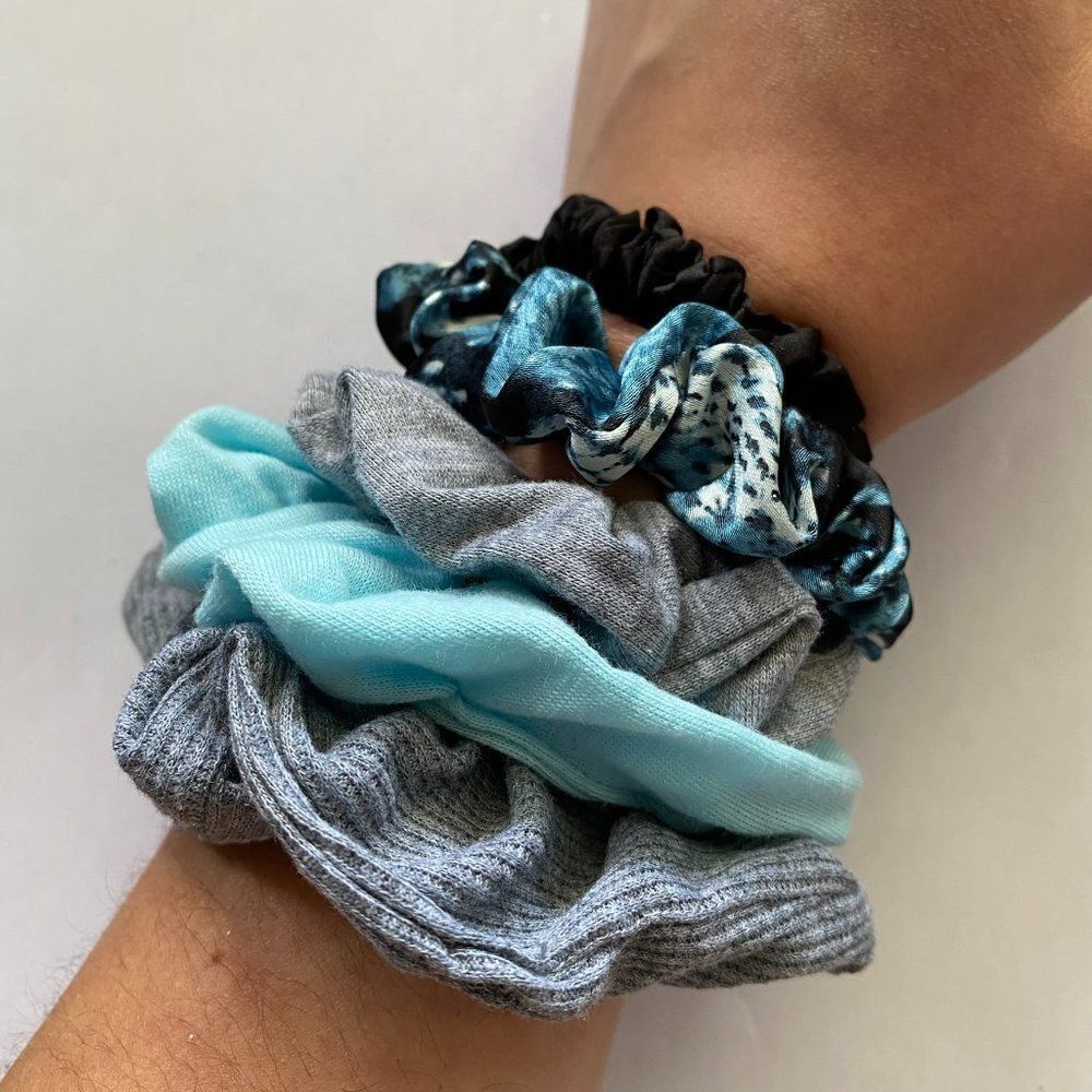 𝅺Set of 5 Scrunchies - Gray and Aqua Snakeskin